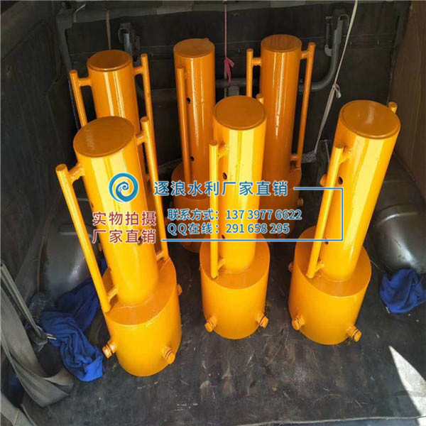 打樁機與樁帽，樁帽與管柱(或樁)平面要墊平，聯合螺栓應擰緊，并應經常檢查能否有松動